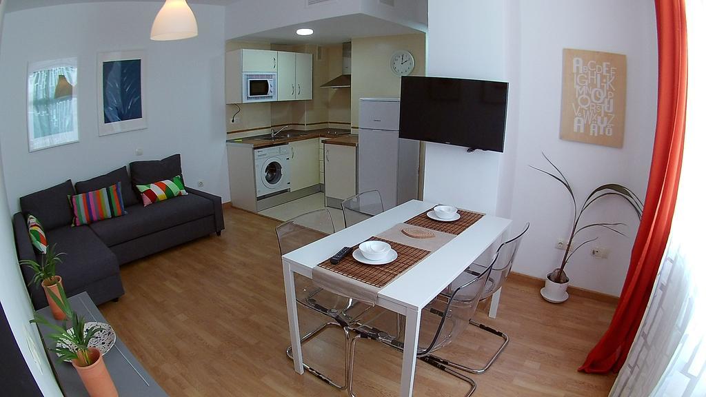Mitjana Plaza Apartment Malaga Exterior photo