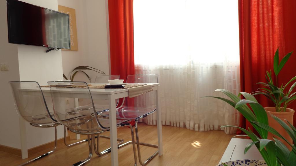 Mitjana Plaza Apartment Malaga Exterior photo