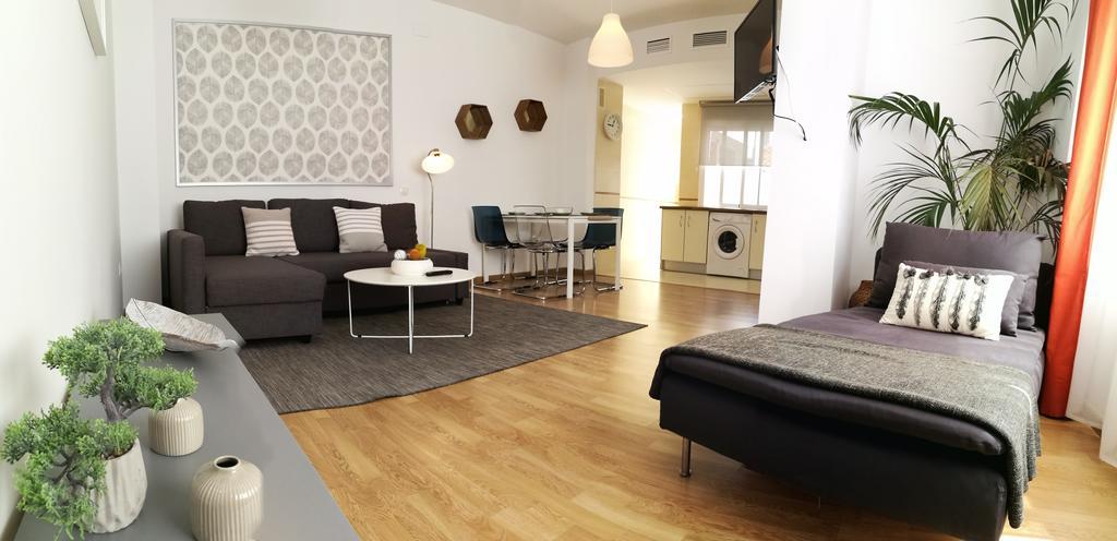 Mitjana Plaza Apartment Malaga Exterior photo